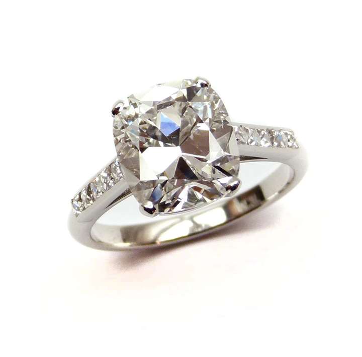 Single stone cushion-cut diamond ring, claw set with a 4.13cts, F SI2